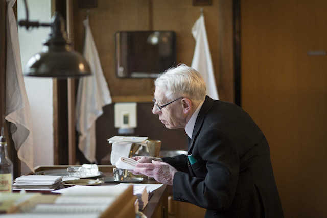 Pater Ziggelaar in de sacristie. Foto: Erik van 't Hullemaar