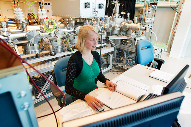 Onderzoeker Jolijn Onvlee aan het werk in het Cold and Controlled Collisionlab. Foto: Dick van Aalst.