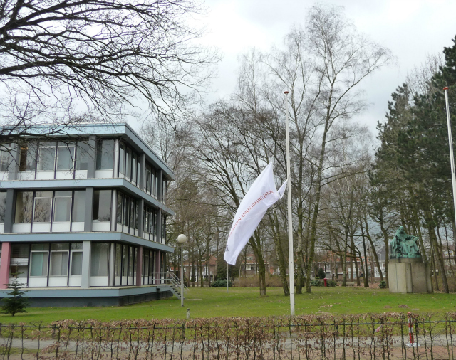 20130222 Vlag halfstok