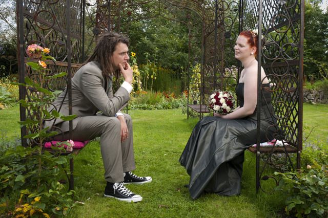 Simon en Joyce op hun trouwdag in de Hortus Arcadië. Foto: Hugo van den Elshout