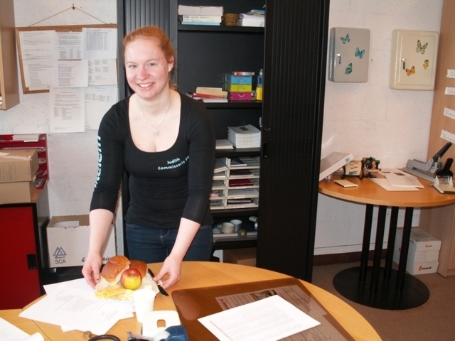 Judith serveert een lunch