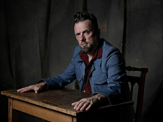 Dichter en singer-songwriter André van den Boogaart maakt muziek bij de voordracht van de sonnetten op het Nijmeegse Boekenfeest. Foto: Nol Havens