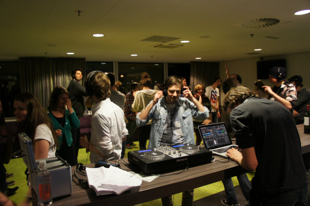 Dansen in de silent disco. Foto: Mark Merks
