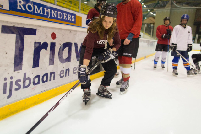 Linda vist naar de puck. Foto: Erik van ‘t Hullenaar