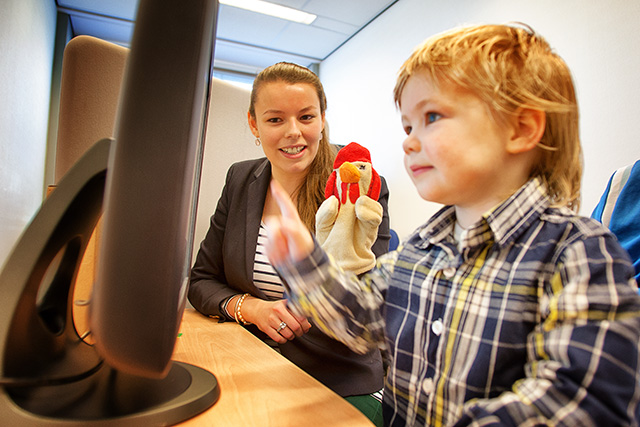 Jenny Peper (links) en Minck in het Baby Research Lab. Foto: Dick van Aalst 