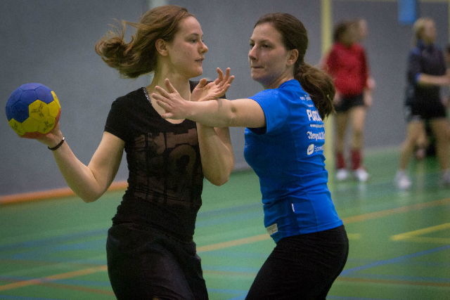 Linda weet nog niet zo goed waar ze die hand moet houden. Foto: Erik van 't Hullenaar
