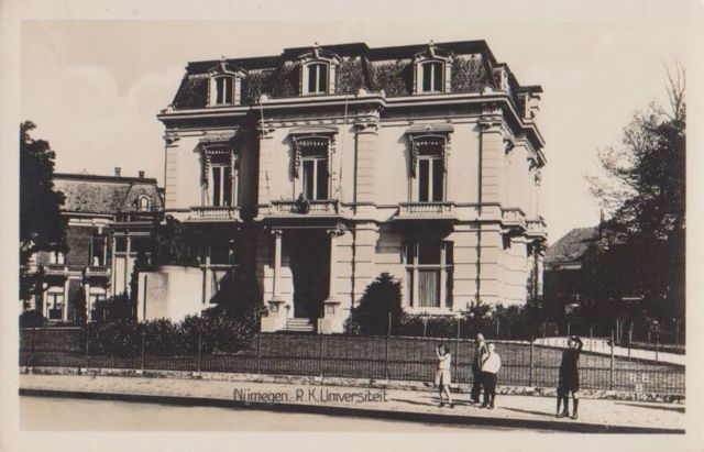 Het hoofdgebouw van de universiteit op het Keizer-Karelplein, waar nu de ABN-AMRO-bank staat,in de  jaren twintig (ansicht uit de collectie van Jan Brabers)
