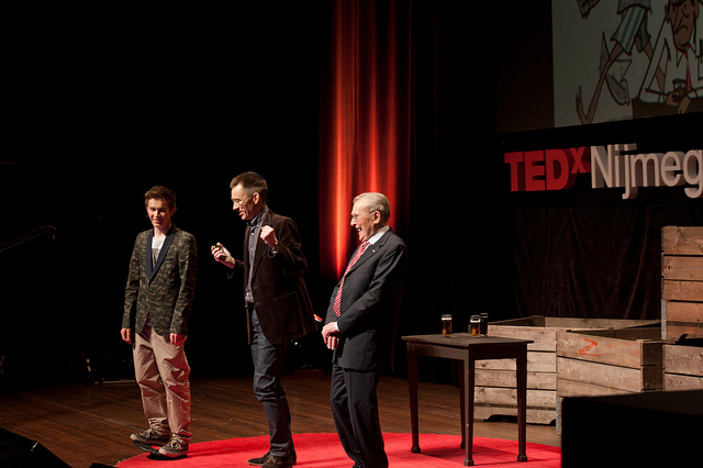 Foto: Hoogleraar Marcel Olde Rikkert met zijn vader en zijn zoon tijdens TEDxNijmegen.
