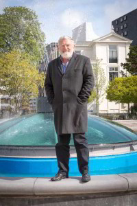Martin Klomp, met op de achtergrond de Villa van Schaeck, het vroegere Diogenes. Foto: Erik van 't Hullenaar