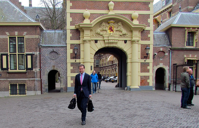 Minister Lodewijk Asscher op het Binnenhof. Fotograaf: Roel Wijnants (Flickr, Creative Commons)
