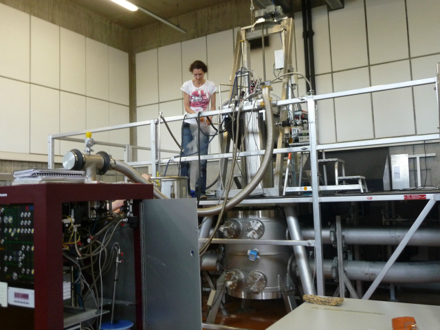 Stroomtoevoer, koeling en magneet in één beeld. In de cilinder zit de magneet. Foto: Tim van Ham