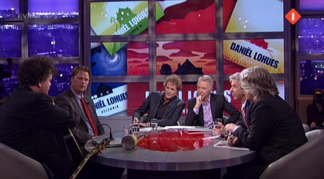 Een screenshot uit een willekeurig praatprogramma. Zoek de vrouw.