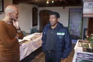 Benali met Haile Gbreselassi in het Besiendershuis (foto: William Moore)