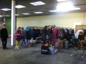 Al heel wat mensen brachten kleren en huishoudelijke artikelen naar de Vasim. Foto via @benefietbrand