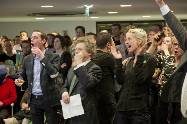 Linkse fracties vieren gisteren de verkiezingsuitslag in het Nijmeegs gemeentehuis. / Foto: Bert Beelen