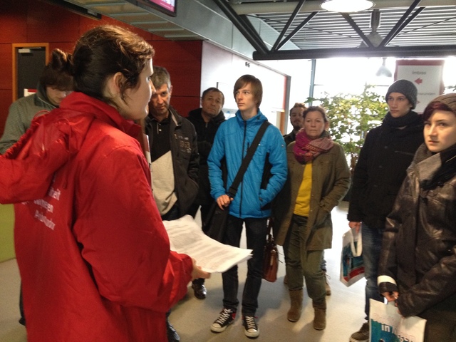 Een groepje Duitse studenten met ouders verzamelt zich voor een rondleiding. Foto: Jorg Leijten