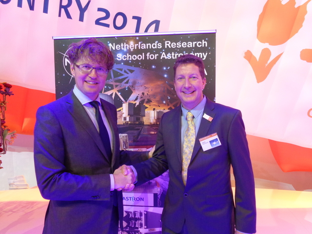 Sander Dekker (links) en Paul Groot op de Hannover Messe. Foto: Annemarie Haverkamp
