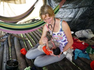 De baby die ze ter wereld hielp, is door de ouders  'Lilly' genoemd 