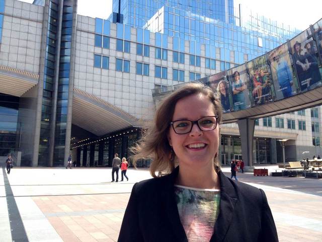Minke van der Sar bij het Europees Parlement in Brussel