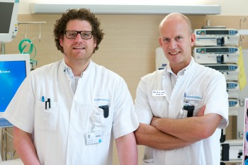 Onderzoeker Matthijs Kox (links) en hoogleraar Peter Pickkers
