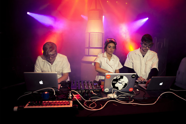 Mission Control Soundsystem treedt op in de kapel.