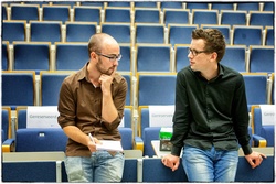 Pieter Derks (rechts) in de nazit bij het college. Foto: Dick van Aalst