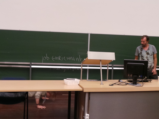 Wim Hof coacht een student die 30 push-ups doet. Foto: Annemarie Haverkamp