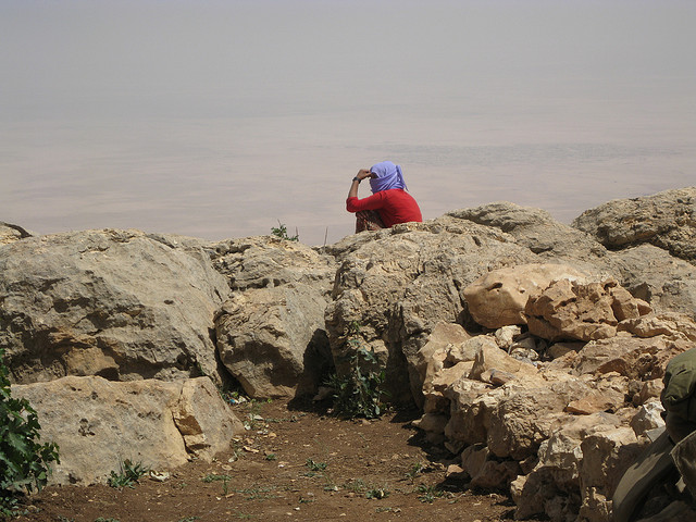 Vrouw op de berg bij Sinjar. Foto: Bob Coleman, creative commons