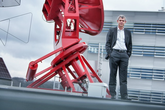 Heino Falcke bij de radiotelescoop op het dak van het Huygensgebouw. Foto: Dick van Aalst
