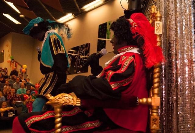 Sinterklaasfeest van de PV vorig jaar, met een 'actieve, intelligente en sterke rol van onze Pieten'. / Foto: Annie Nausch van Flash (PV-fotoclub)