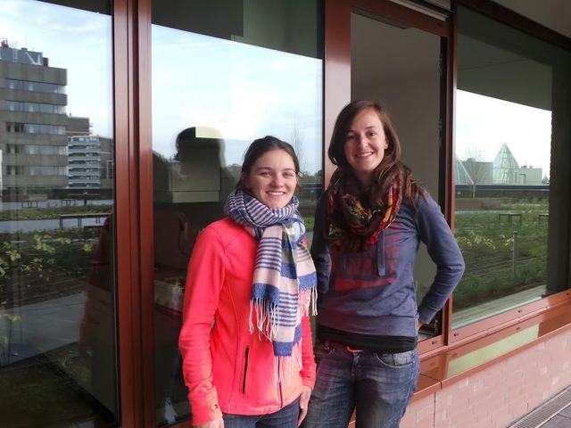 Lieke Visser (links) en Karen Hopman voor hun nieuwe woning.
