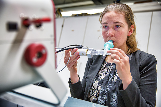 Neerincx doet voor hoe kinderen met taaislijmziekte hun adem achterlaten in een speciaal daarvoor ontwikkeld blaasapparaat