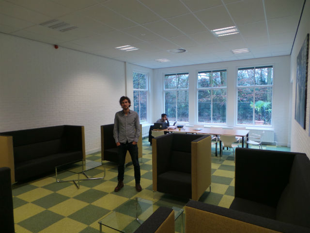 Sjoerd de Koning in de gemeenschappelijke ruimte waar binnenkort - als het goed - ondernemende studenten aan de slag zijn.