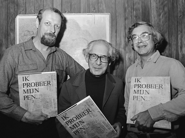 Wam de Moor met het boek Ik probeer mijn pen dat hij schreef met Fernand Lodewick en Kees Nieuwenhuijzen in 1979. Foto: Commons.wikipedia.org