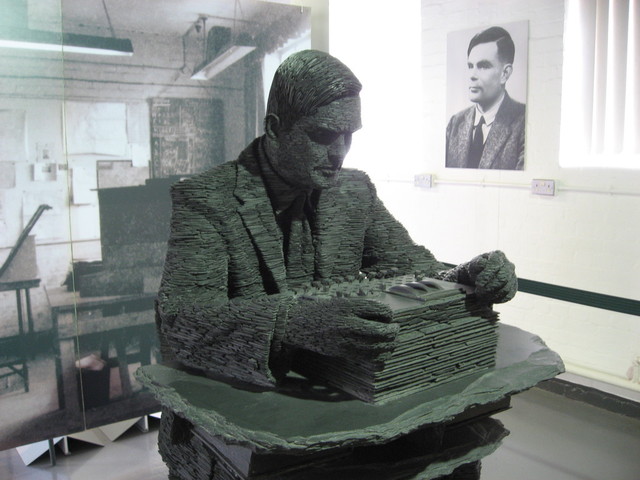 Beeld en portret van Alan Turing. Foto: Wikipedia