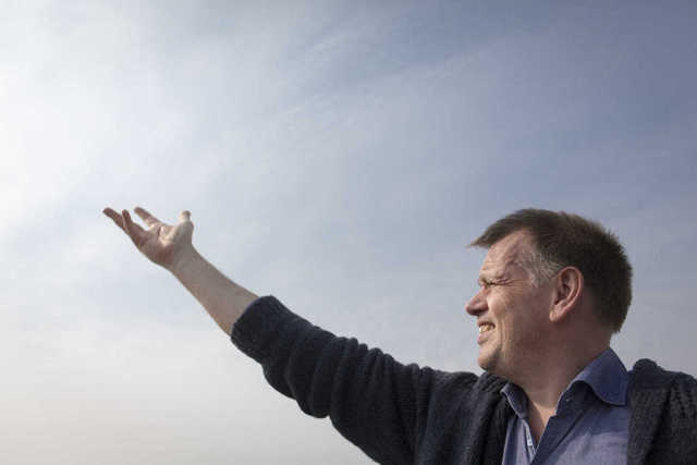 Alan Rowan op het dak van het Huygensgebouw. Foto: Erik van 't Hullenaar