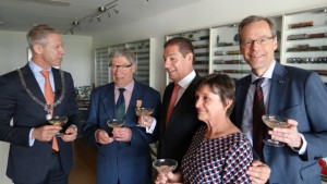 Maurice Martens, de tweede van links, kreeg zijn lintje uit handen van Onno Hoes. Bètadecaan Stan Gielen, uiterst rechts, toastte mee.