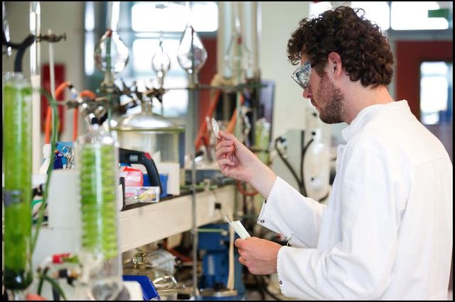 Onderzoek Huygens in de etalage bij publieksdag Europees onderzoek. / Foto: bètafaculteit