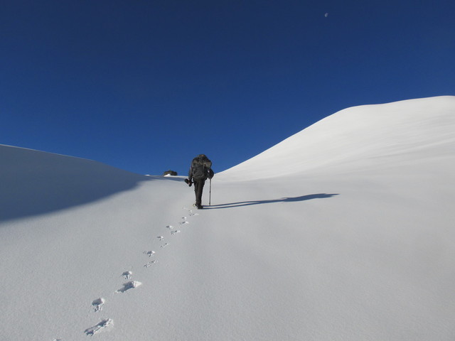 Daan van der Maas fotografeert zijn wandelmaatje in de Himalaya.