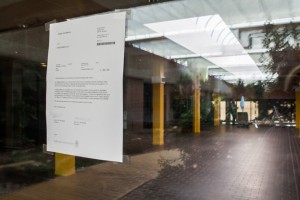 Mededeling van het CvB op het raam van Café Terecht! vanmorgen. Foto: Marjolein van Diejen