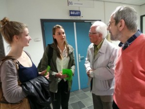 Jem van den Burg (rechts) en Arie Burgers in gesprek met Mirthe Ghering (links) en Denise Waanders.