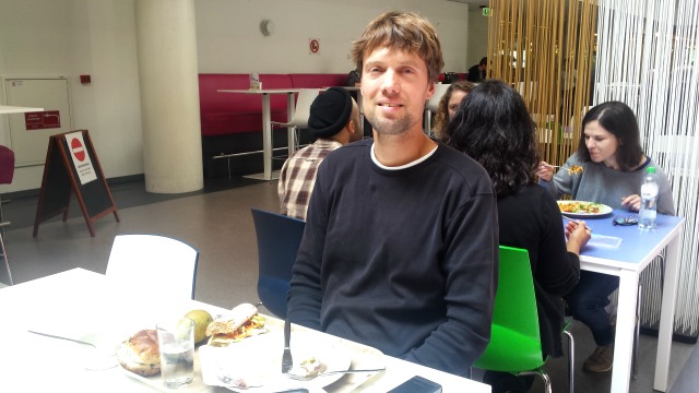 Floris Heukelom aan een zelfbetaalde haringlunch. Foto: Mathijs Noij