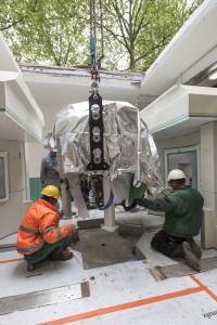 Een onderdeel van het cyclotron bereikt bijna de keldervloer. Foto: Martien Schouten.