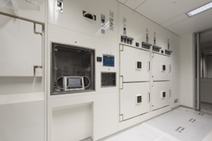 Een van de ruimtes waar na de zomer radioactief materiaal kan worden bewaard. De kastdeuren zijn van staal. Foto: Martien Schouten.