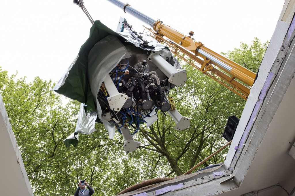 Op 19 mei werd het cyclotron het nieuwe gebouw van het Radboudumc ingehesen. Foto: Martien Schouten.