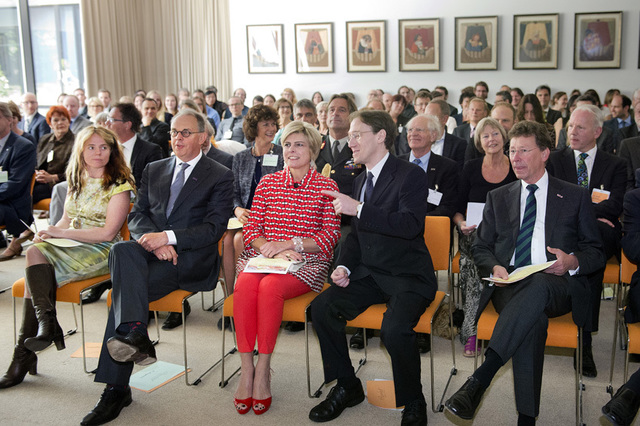 Prinses Laurentien. Peter Hagoort van het instituut zit links naast haar. Foto: Bert Beelen