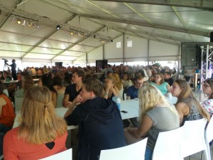 Eerstejaarsstudenten geneeskunde en biomedische wetenschappen in de tent ter gelegenheid van de kick-off van het nieuwe onderwijsprogramma. Foto: Martine Zuidweg