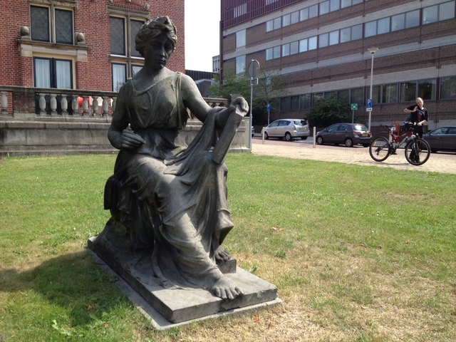 Hoofd en hand zijn weer op het beeld De Muze van de Kunst gelijmd. Foto: Annemarie Haverkamp