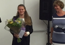 Winnares Sabijn van den Brink, rechts letterendecaan Margot van Mulken. Foto: Vincent Hunink