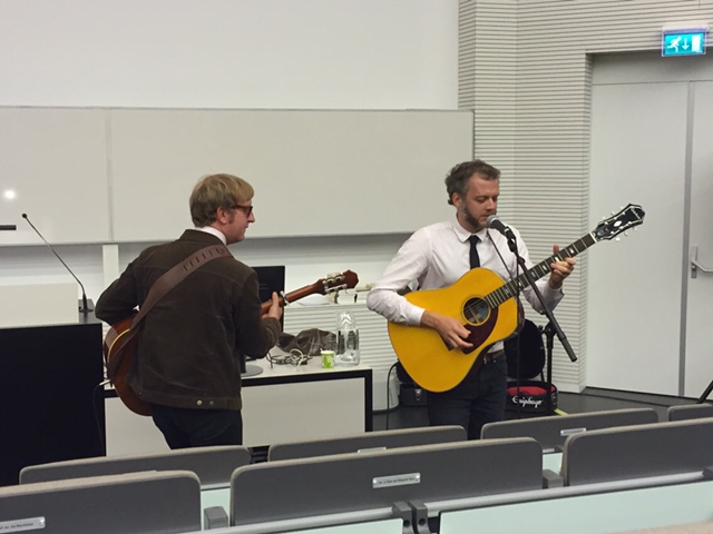 Dave von Raven en Arjan Spies (The Kik) vertolken winnende inzending. Foto: Letterenfaculteit